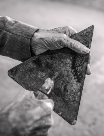 Berni Zindel, fotografiert im Juni 22 in Maienfeld, Maurerkelle als Symbolbild